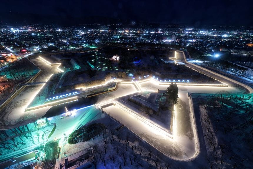 ライトアップされた雪の五稜郭
