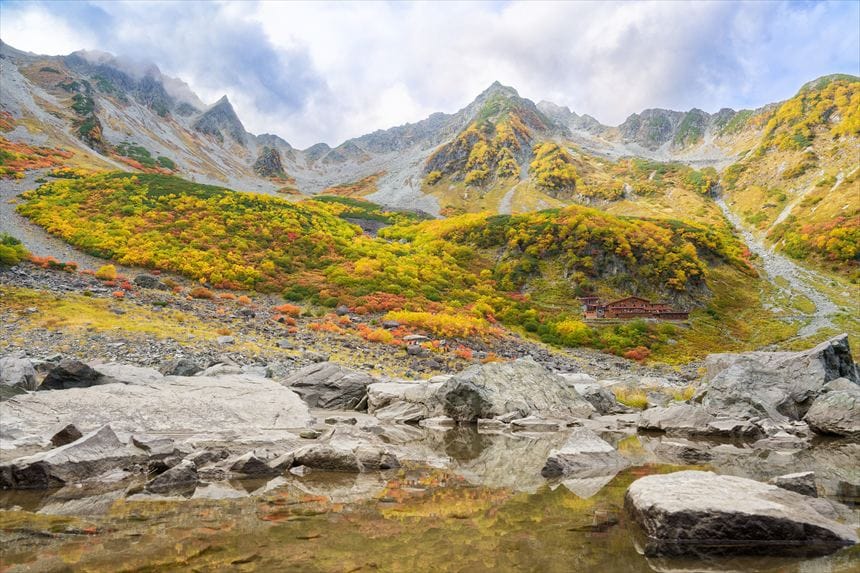 岩場にある涸沢の池
