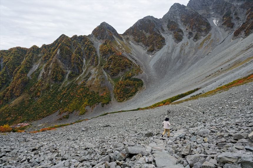 涸沢カール パノラマコースの道の様子。岩場が多い。