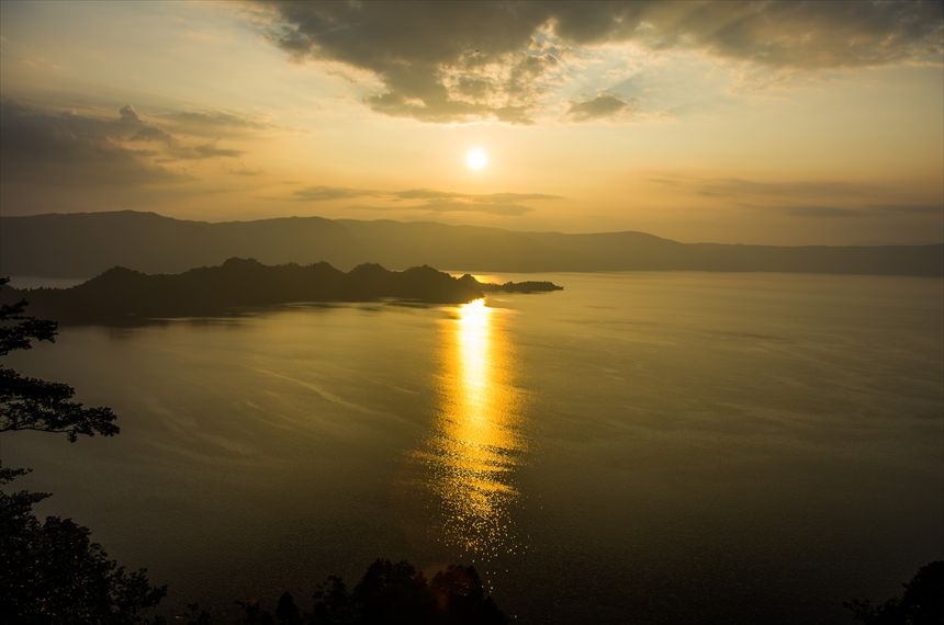 十和田湖（瞰湖台）の夕日