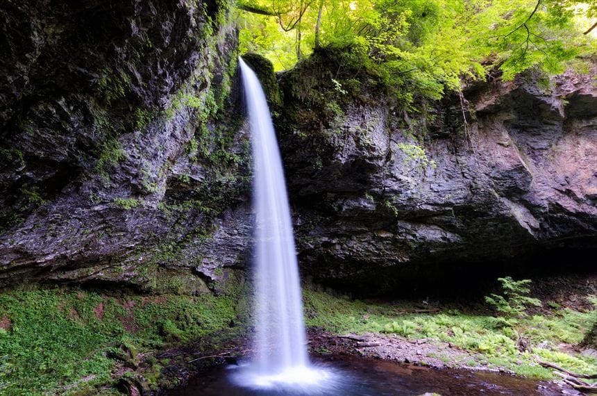 大きな岩から落ちる大鹿滝 左側から