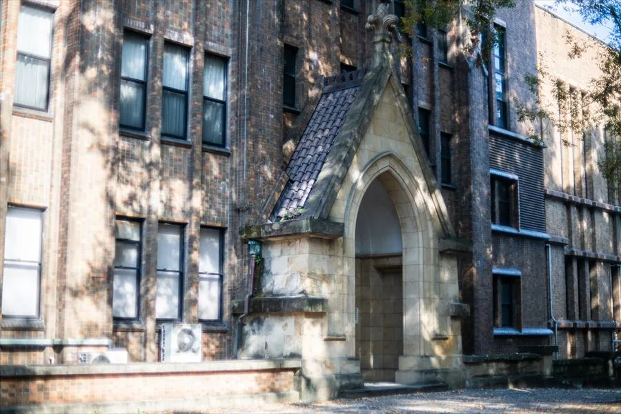 イチョウの落ち葉とレトロな建物の風景