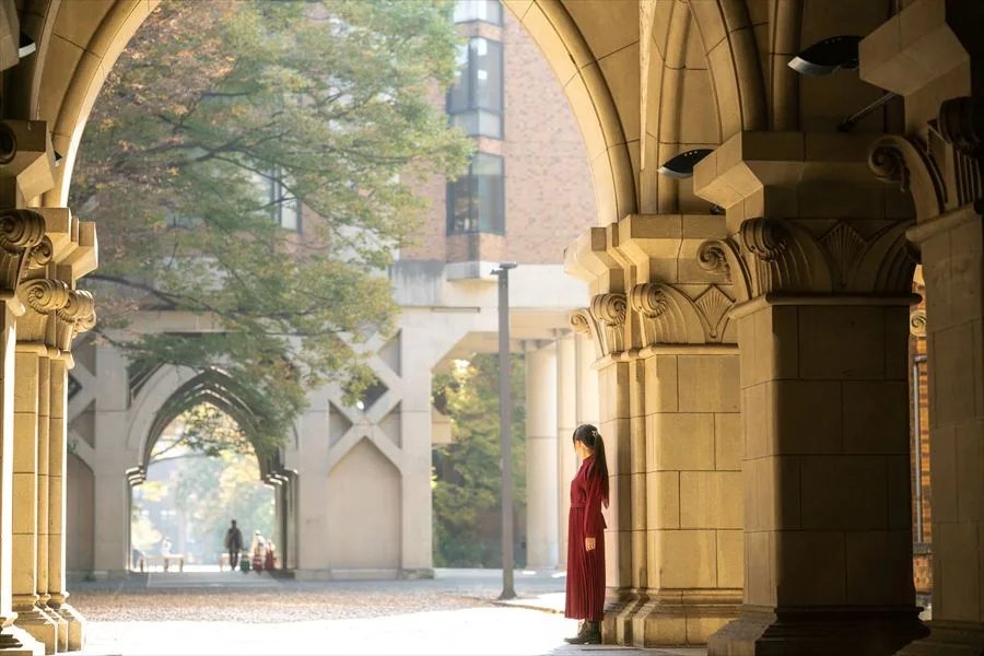 レトロな建物を背景に記念撮影するハチさん