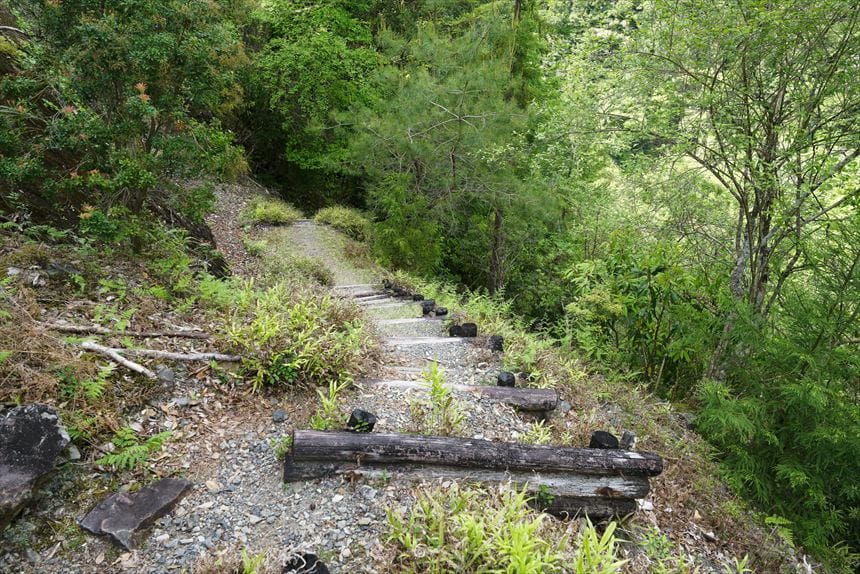 不動七重の滝の下流へ続く階段
