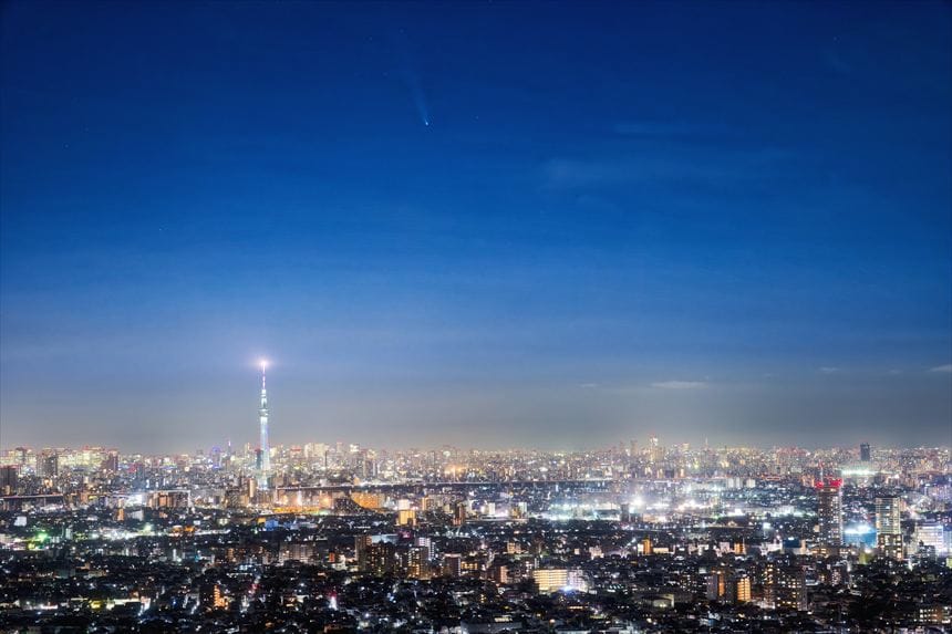 アイ・リンクタウン展望施設の夜景と紫金山アトラス彗星