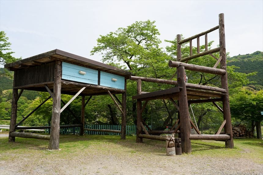 もみじ学舎の校庭に設置された巨大な椅子と机の全景