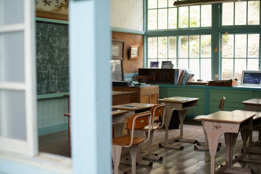 レトロな雰囲気の旧上川底小学校の教室
