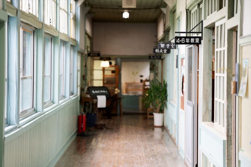 もみじ学舎の木造校舎のノスタルジックな廊下