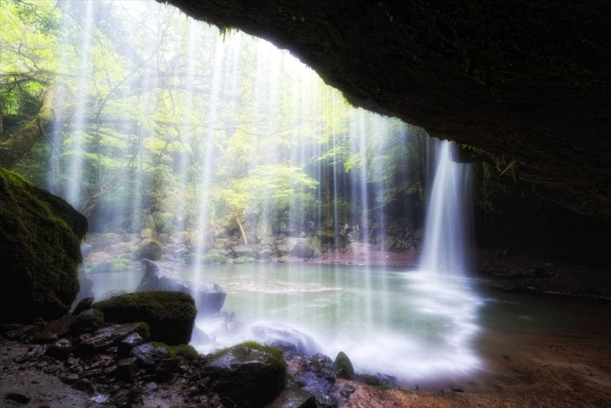 鍋ヶ滝の裏から