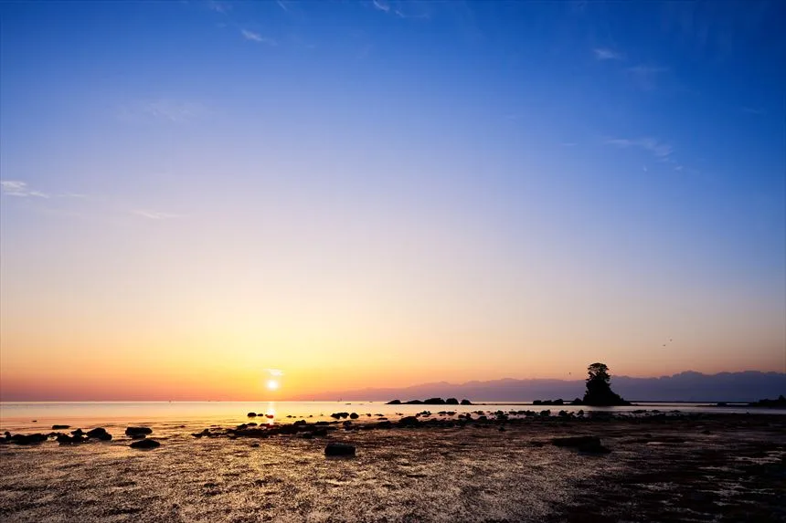 富山] 雨晴海岸 海の向こうに見える3000m級の山々と朝日を見に行こう