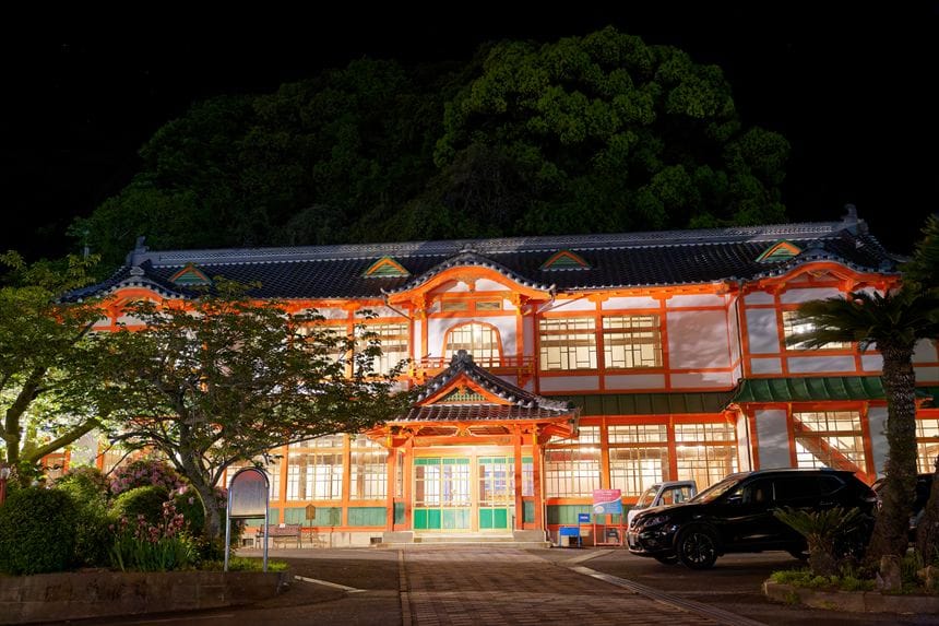 まるで千と千尋の世界観！武雄温泉の赤い新館