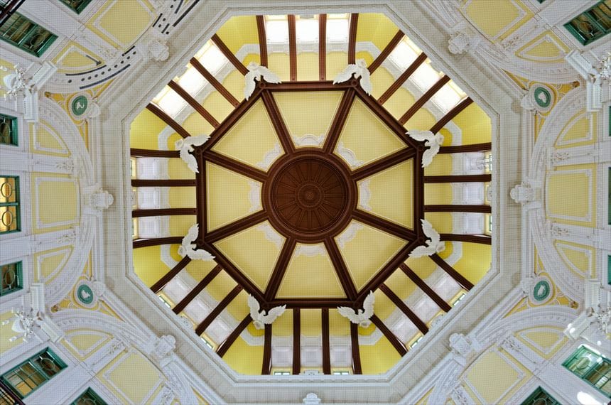 東京駅　丸の内 北出口の天井には８個の干支が描かれている