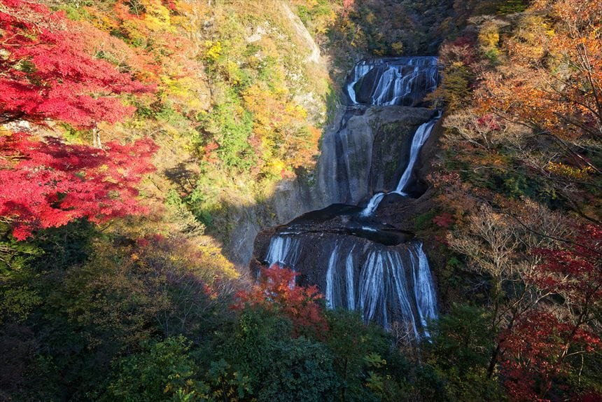 紅葉の袋田の滝