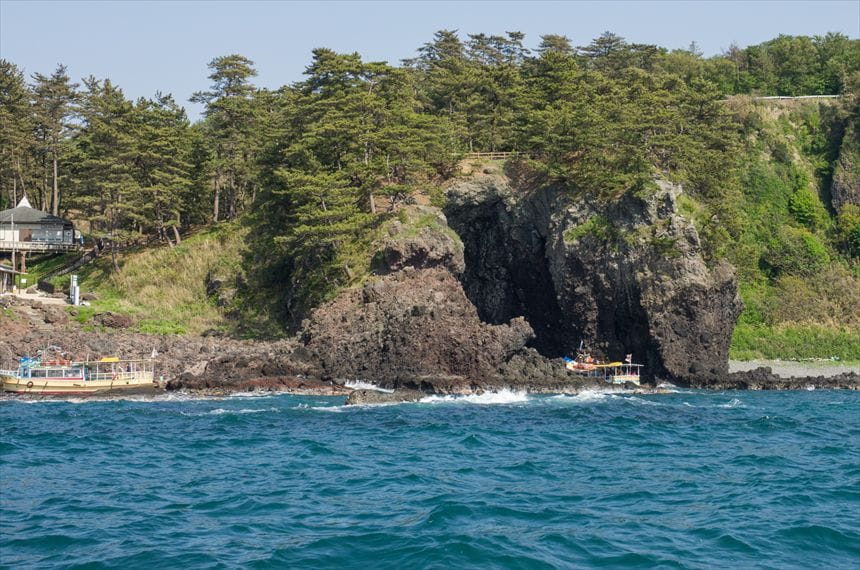 願文の途中まで入る遊覧船（通り抜けはしない）