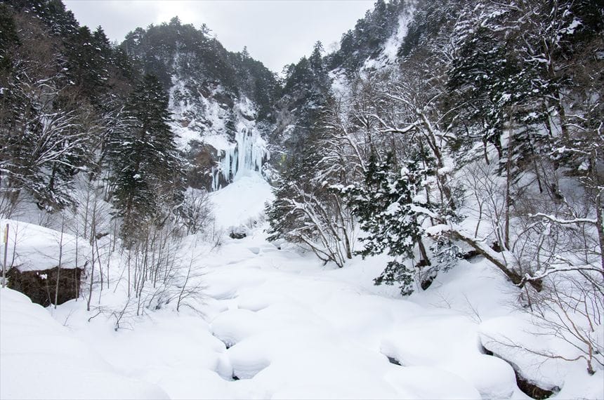 平湯大滝 冬の全景