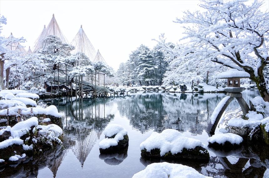 雪の兼六園 灯籠