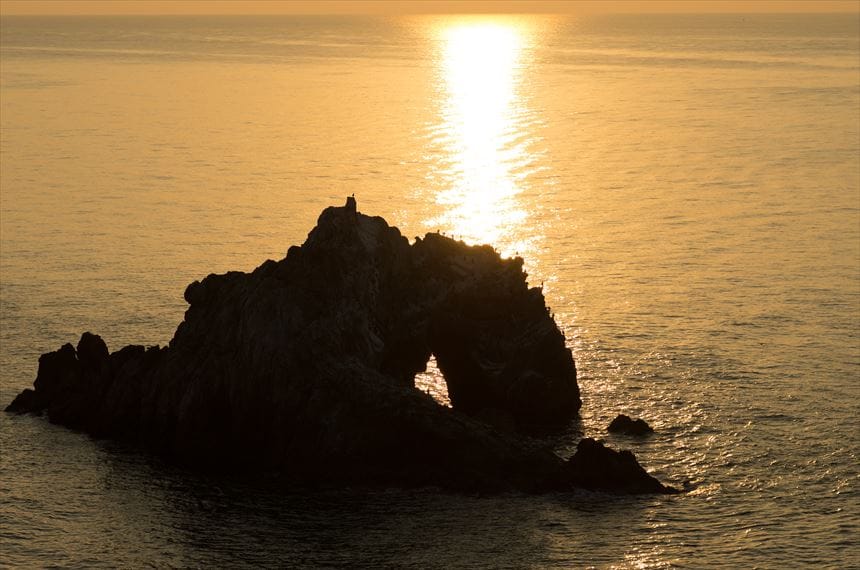 岸の石門へ降りる道から見た沖の石門