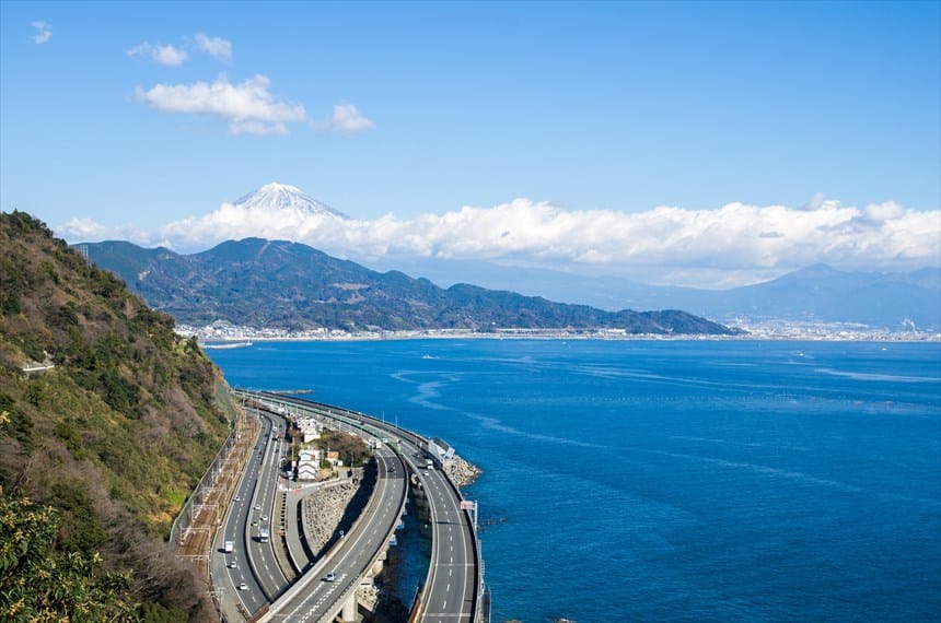 薩埵峠展望台から見る駿河湾と富士山、そして交通路が織りなす絶景（昼間）