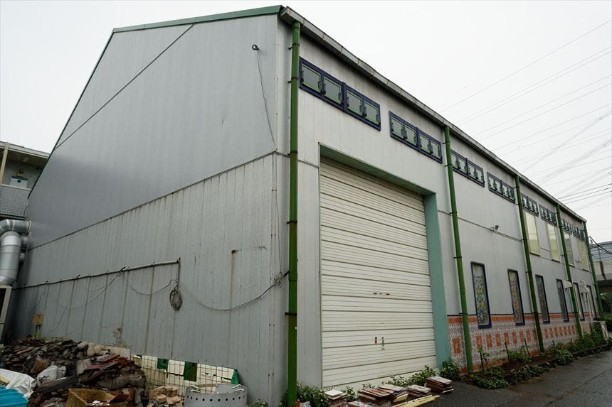 倉庫のような外観のすぺいん亭