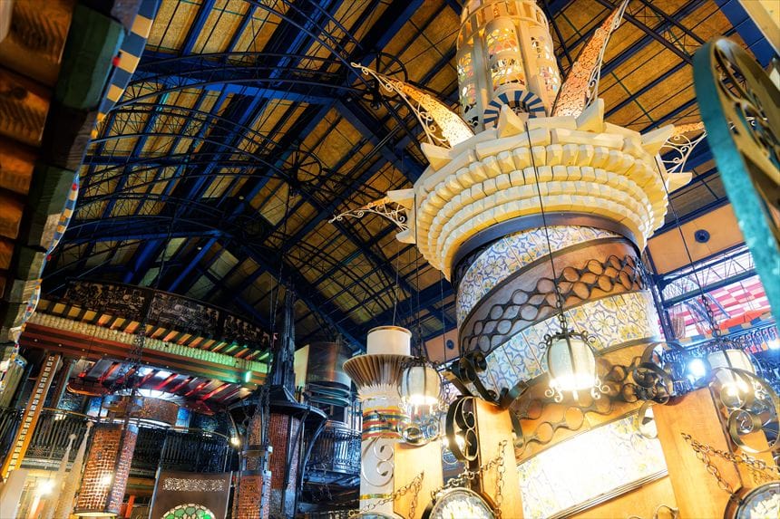 すぺいん亭のタイル装飾が施された柱