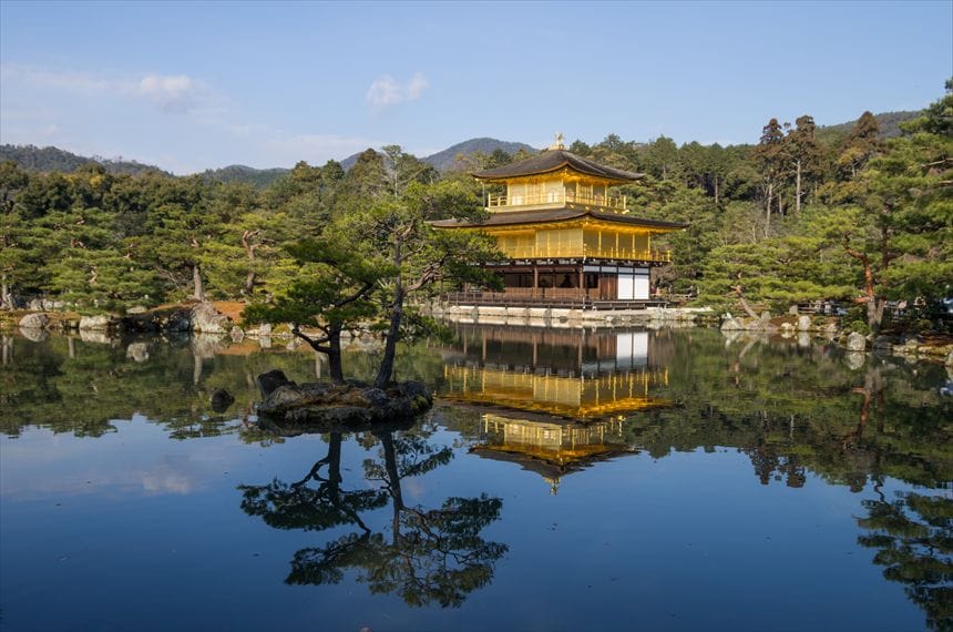 晴れた日の通常の金閣寺
