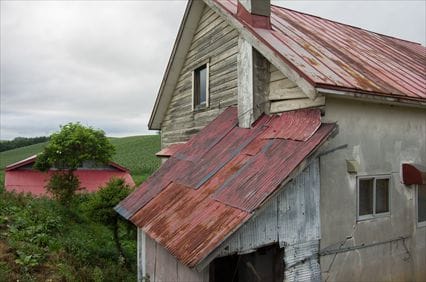 赤い屋根の家アップ