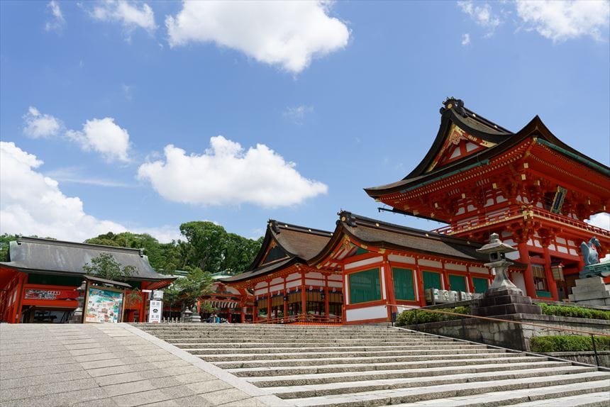 伏見稲荷大社　楼門（右）と外拝殿（中央にわずかに）