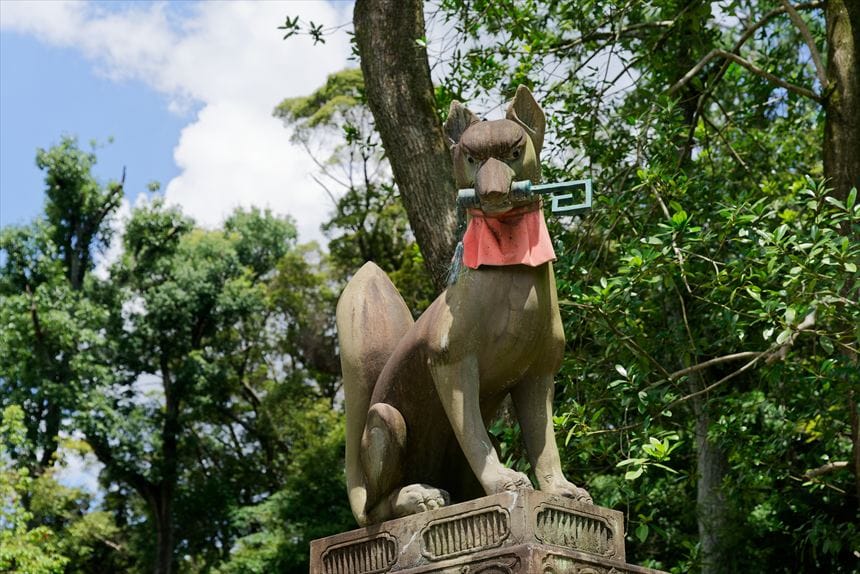 伏見稲荷大社　鍵を咥える狐