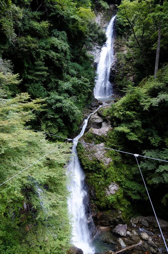 原不動滝全体を収めると橋のワイヤーが写真に写り込みます