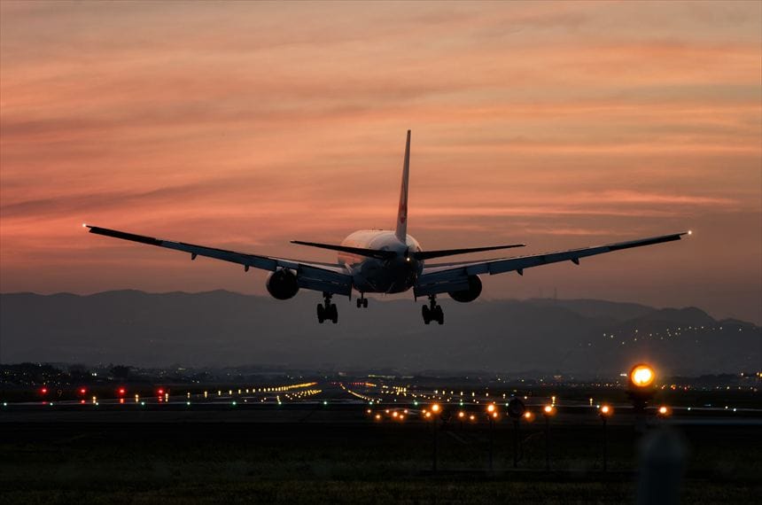 千里川土手から撮影した伊丹空港に着陸する飛行機　夕日