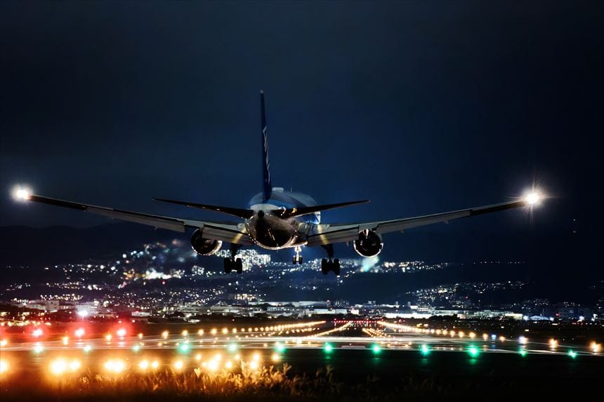 千里川土手から撮影した伊丹空港に着陸する飛行機　夜景