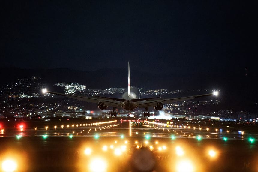 千里川土手から撮影した伊丹空港に着陸する飛行機　夜景