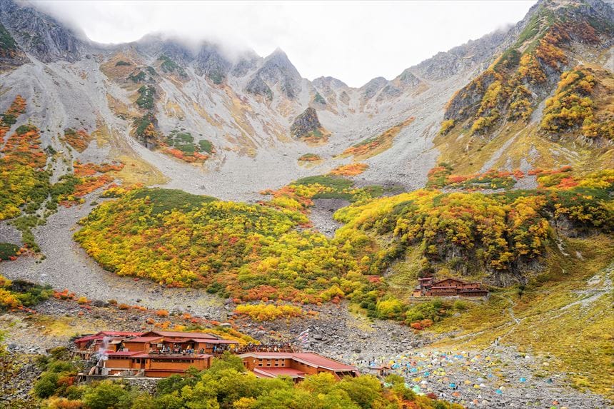 パノラマコースの展望所から見た涸沢ヒュッテと紅葉の涸沢カール
