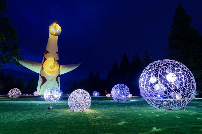 イルミナイト万博では、太陽の塔の前の広場にイルミネーション。