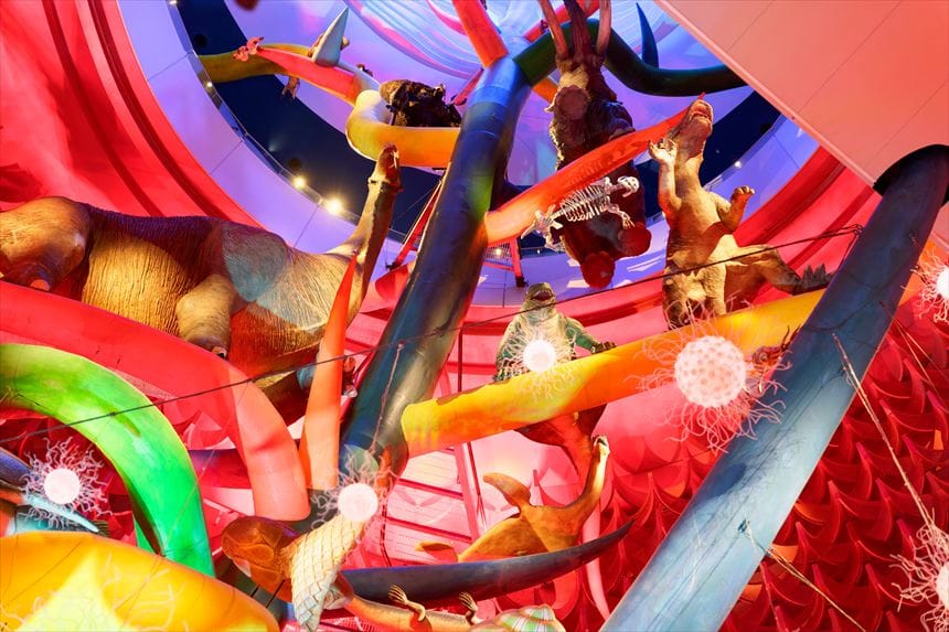 生命の樹の上層部には恐竜などがいる。その上にはマンモスがギリギリ見えている