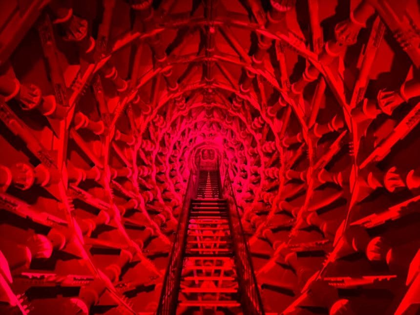 太陽の塔の腕部分には階段があるが、進入禁止。