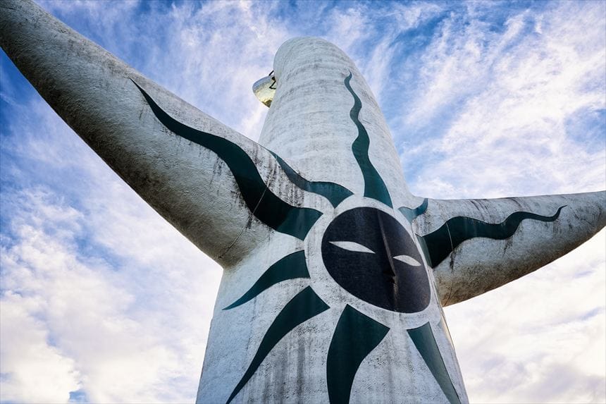 太陽の塔の背面には黒い顔があります