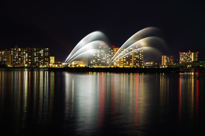 琵琶湖に広がる巨大なびわこ花噴水