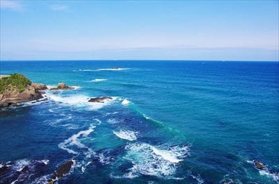 大王崎灯台 大王崎灯台から見下ろす波切の町並みと太平洋