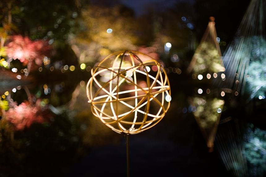 肥後細川庭園でライトアップの竹の編み物