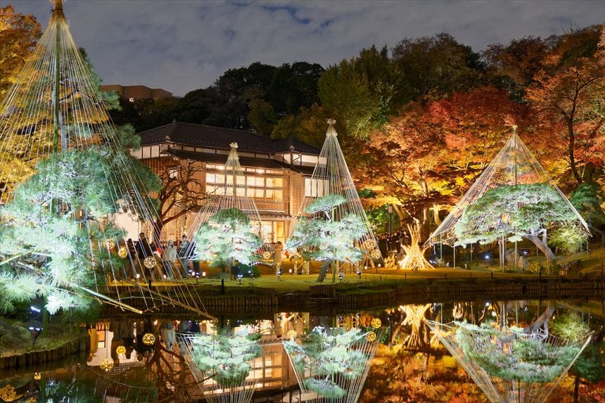 人が多くなった時間帯の肥後細川庭園のリフレクション写真