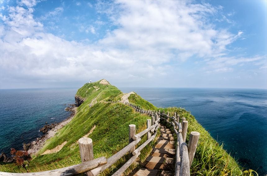 神威岬の先端部と青い海