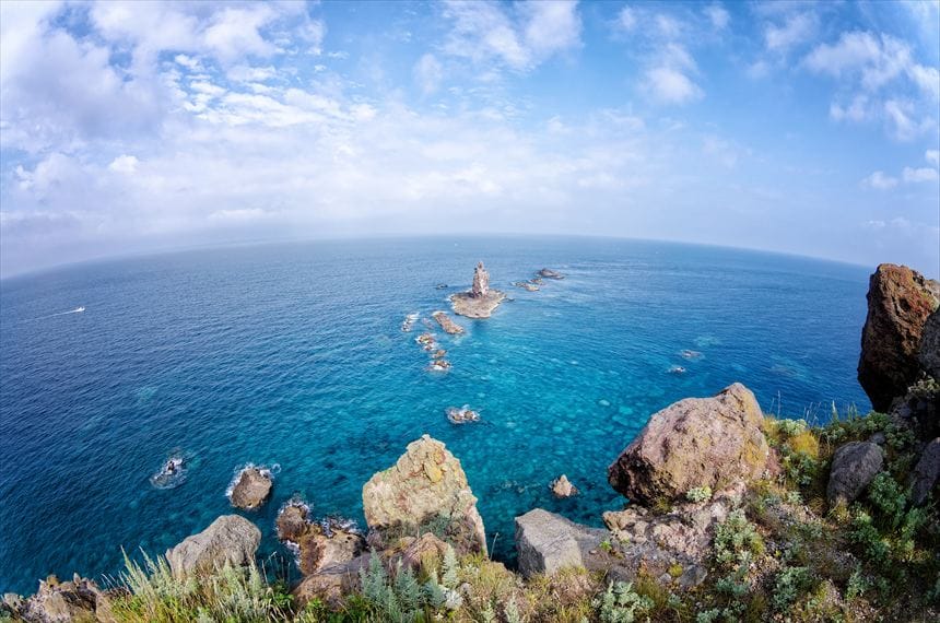 神威岬先端のロウソクの様な岩「神威岩」