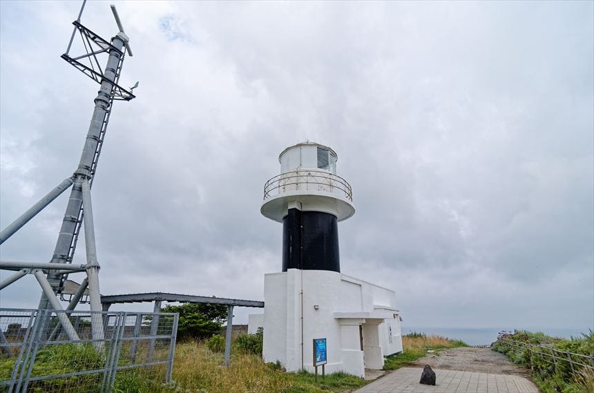 白黒ツートンカラーの神威岬灯台