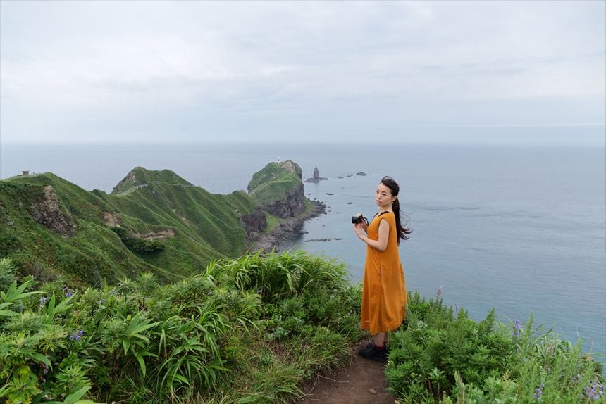 展望広場にて、風で前髪がなくなったハチと神威岬