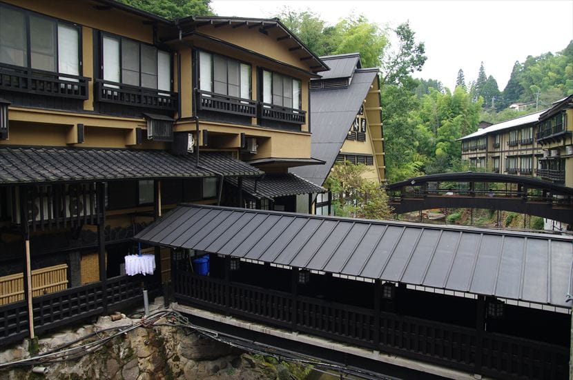 黒川温泉郷を象徴する黒い屋根の温泉旅館たち