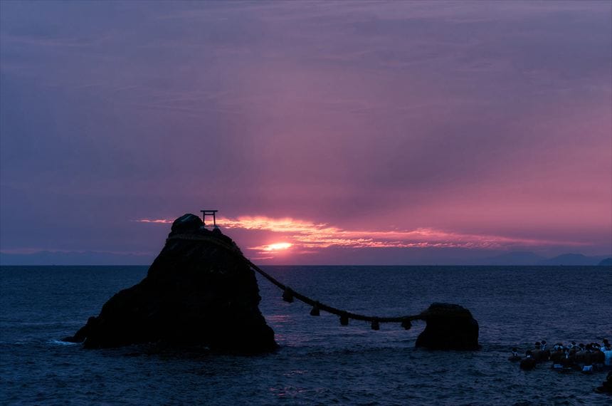 伊勢の夫婦岩の間に日が出たが富士山は雲で見えない