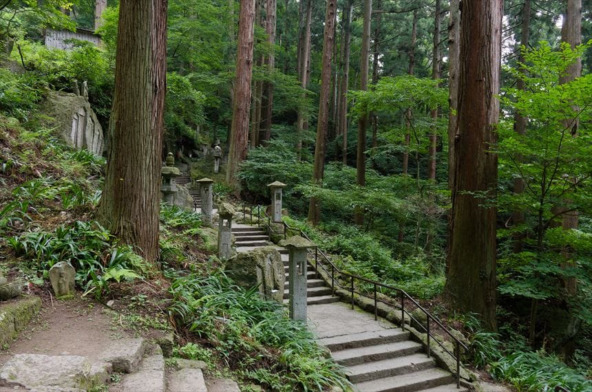 山寺の山門と石段