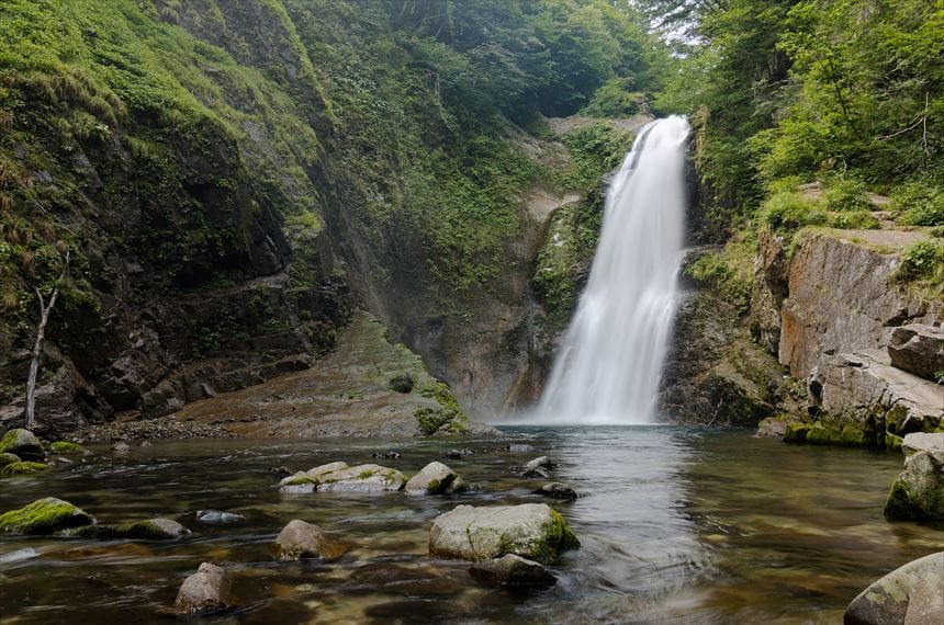 豪快に流れ落ちる秋保大滝