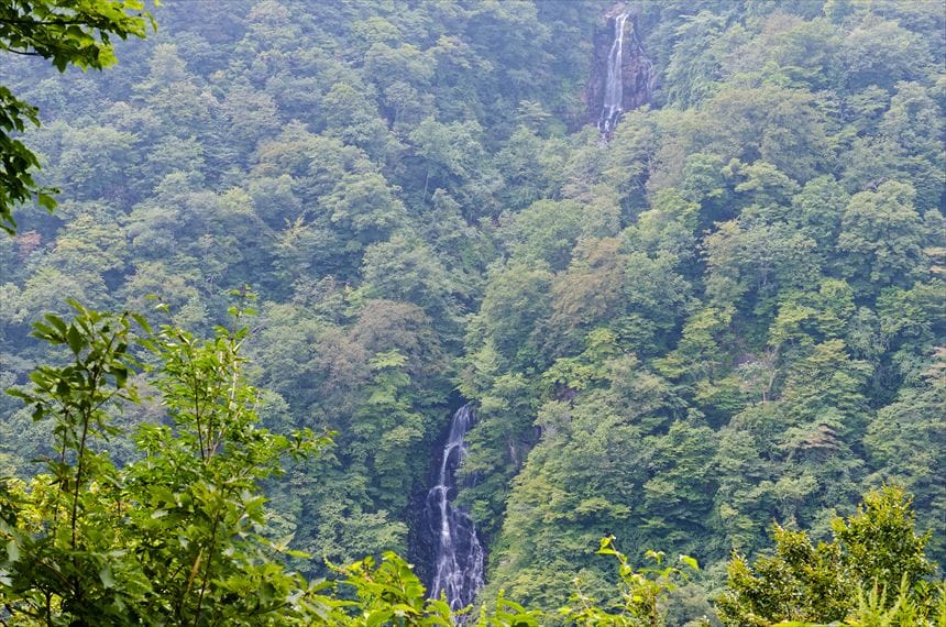 展望台から遠望する三階の滝